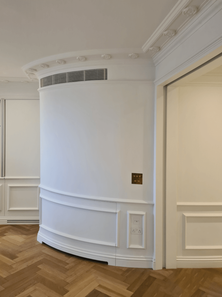 Luxury Notting Hill townhouse with a curved linear bar grille and ceiling slots within an architectural feature to enable minimalist air conditioning