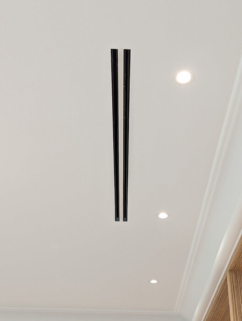 Slim twin slot diffuser for discreet air conditioning plastered into the ceiling